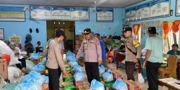 Korban Kebakaran Teluk Nilau Dapat Bantuan, Polres Tanjab Barat Salurkan 82 Karung Beras