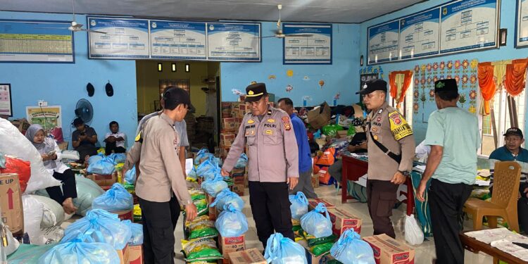 Korban Kebakaran Teluk Nilau Dapat Bantuan, Polres Tanjab Barat Salurkan 82 Karung Beras