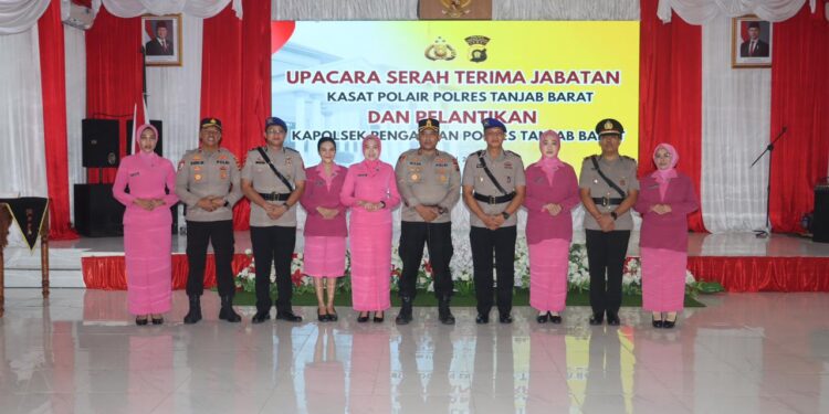 Kapolres Tanjab Barat Pimpin Langsung Sertijab dan Pelantikan Pejabat Baru di Aula Rekonfu