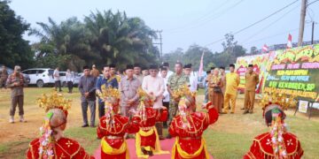 Dari Sampah Jadi Bernilai, Nurkholis Dukung Inovasi Paving Block Plastik di Muara Papalik