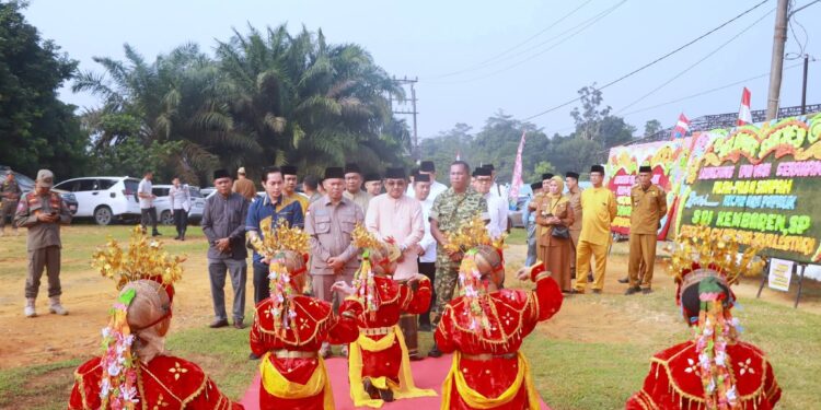Dari Sampah Jadi Bernilai, Nurkholis Dukung Inovasi Paving Block Plastik di Muara Papalik