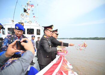 Tabur Bunga di Tengah Laut, Wakapolda Jambi Wujudkan Semangat Bhayangkara Lewat Aksi Nyata