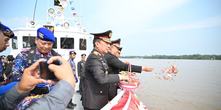 Tabur Bunga di Tengah Laut, Wakapolda Jambi Wujudkan Semangat Bhayangkara Lewat Aksi Nyata