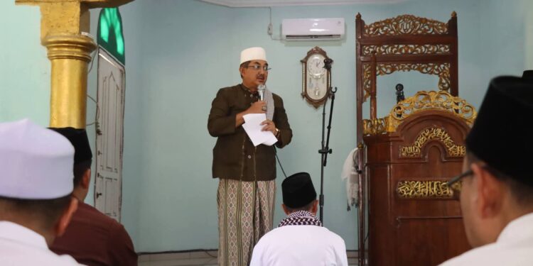 Usai Panen Raya Melon, Bupati dan Wabup Tanjab Barat Lanjutkan Safari Jumat Serta Salurkan Berbagai Bantuan
