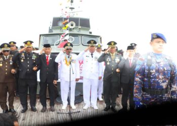 Bupati Anwar Sadat Pimpin Tabur Bunga di Sungai Pengabuan, Berbagi Sembako dan Bendera kepada Nelayan