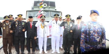 Bupati Anwar Sadat Pimpin Tabur Bunga di Sungai Pengabuan, Berbagi Sembako dan Bendera kepada Nelayan