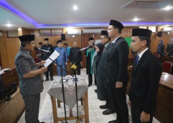 Perkuat Pelayanan Publik, Anwar Sadat Lantik Lima Pejabat Manajerial Pemkab Tanjab Barat