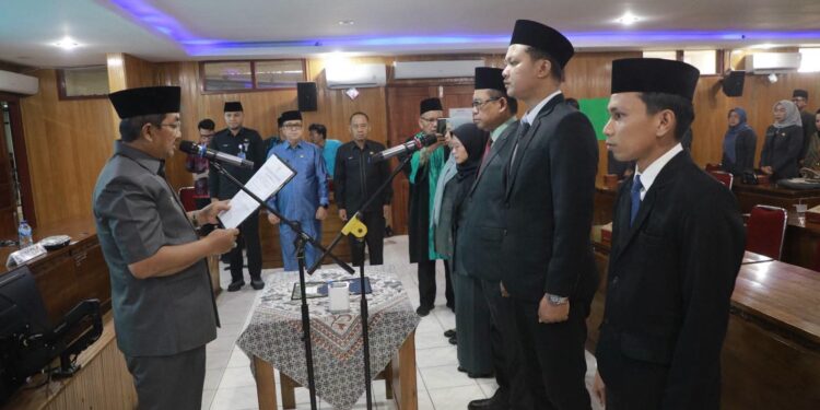 Perkuat Pelayanan Publik, Anwar Sadat Lantik Lima Pejabat Manajerial Pemkab Tanjab Barat